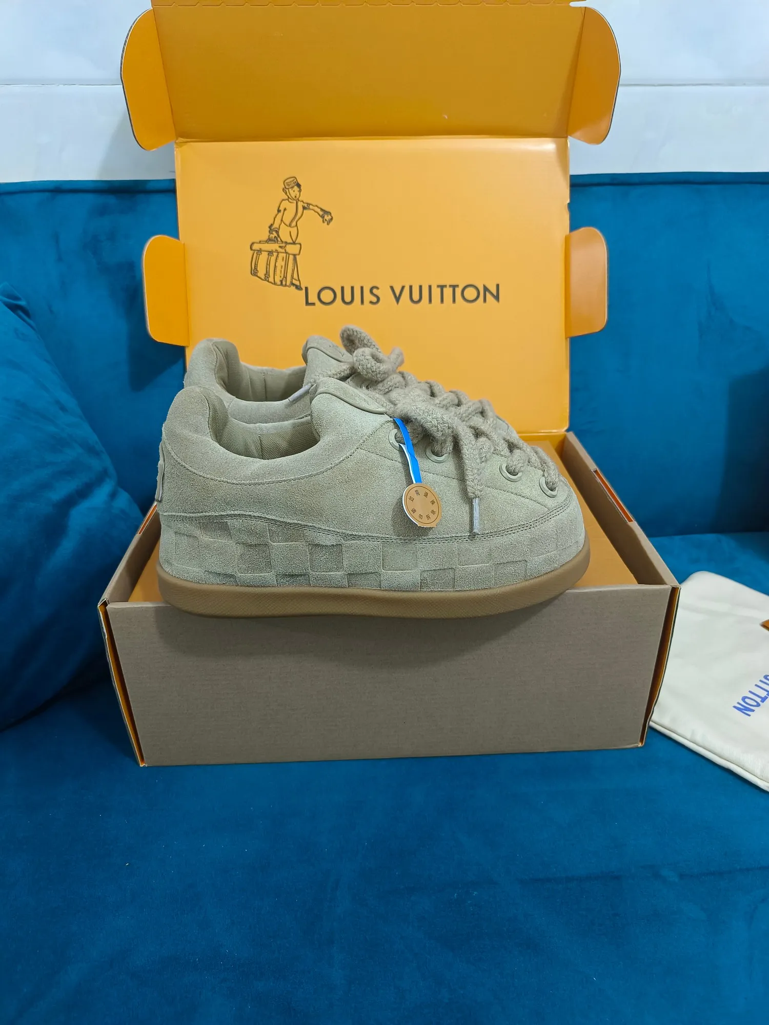 👟👟Ex-factory price 640👟👟 LV YETI slip-on shoes, based on suede cow leather, partially embossed with Nigo's reinterpretation of LV Damier pattern, cleverly echoing the Chinese tradition of taking off shoes when entering the house, and the "small feet" aesthetic is integrated into Chinese street genes. The palm-printed rubber outsole hides the LV letters and Monogram flowers. The exquisite craftsmanship made in Italy shows the brand's heritage in a comfortable slip-on style. The reservation mode adds a unique style, it is traditional and trendy, and it is suitable for couples aged 35-45.